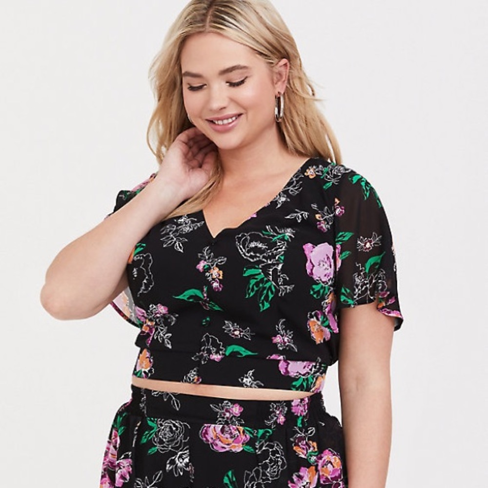 BLACK FLORAL CHIFFON SMOCKED CROP TOP